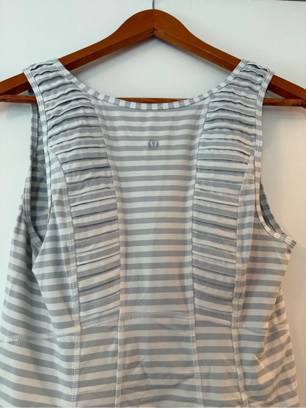 Lululemon Run Stay On Course Tank Size 10 Gray White Stripe Pleated Running Top